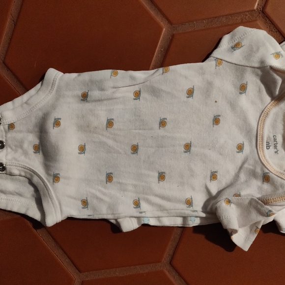 Lot of 4 Carter's NB onesies - Picture 3 of 6